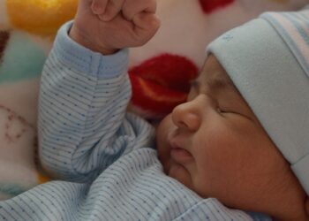 Los gobiernos y el sector privado deben garantizar la lactancia en el lugar de trabajo