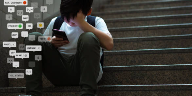 Ciberacoso y extorsión en redes sociales, afectan salud mental de menores