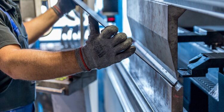 ¿Por qué las empresas están “desesperadas” por contratar migrantes?