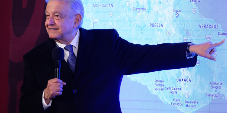 «Los corruptos deberían regresar… lo que se robaron»: López Obrador