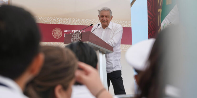 AMLO denuncia campañas de desinformación en redes y advierte sobre riesgos de manipulación