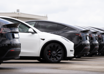 Se van despedidos 15 mil trabajadores de Tesla