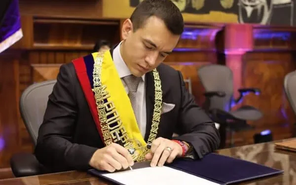 Revelan que fue el presidente Novoa quien ordenó la entrada a la embajada mexicana