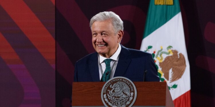 Presidente celebra nivel más bajo de pobreza laboral registrado en México
