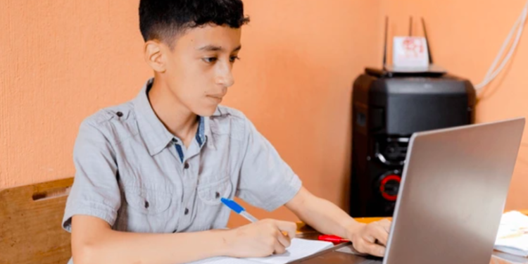 Urge incorporar la Inteligencia Artificial en planes y programas de estudio, coinciden senadoras