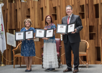Anuncian SEP, Sepomex y Lotería Nacional cancelación de timbre postal y muestran billete conmemorativo