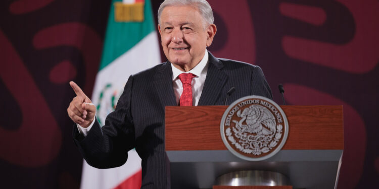 Presidente reitera rechazo a privatización de la salud y la educación