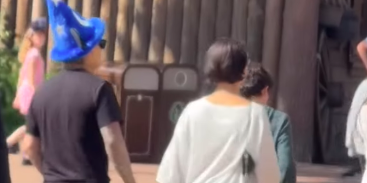 Christian Nodal y Ángela Aguilar fueron vistos en Disney en París