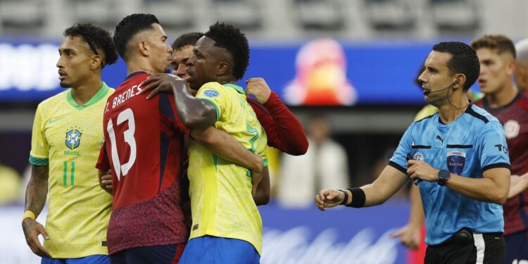Brasil empata con Costa Rica, incluida polémica arbitral