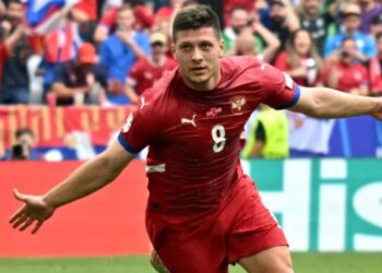 Se aferra Serbia a seguir vivo en la Euro