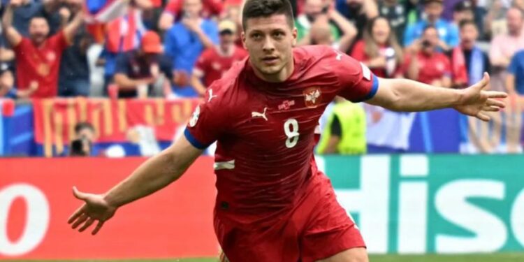 Se aferra Serbia a seguir vivo en la Euro