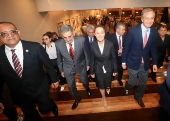 Claudia Sheinbaum se reúne con CCE: «no habrá autoritarismos»