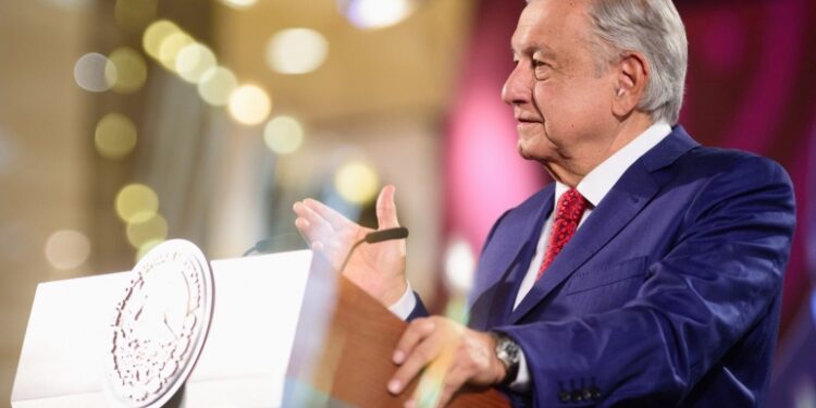 Reducción de precios de combustibles, uno de los beneficios del rescate de Pemex: presidente