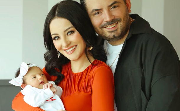 José Eduardo Derbez y Paola Dalay presentan a su hija Tessa