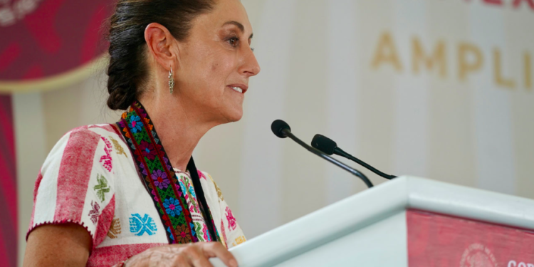 AMLO recomienda a Sheinbaum considerar a empresas constructoras para próximos obras