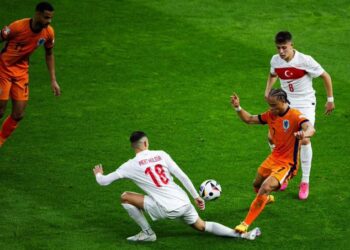 Países Bajos derrota a Turquía y está en semis de la Euro