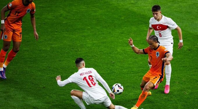 Países Bajos derrota a Turquía y está en semis de la Euro