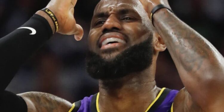 L.A. Lakers firma a LeBron James por dos temporadas más