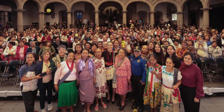Claudia Sheinbaum reconoce la labor de las mujeres mexicanas que ha sido cuidadoras de la historia del país