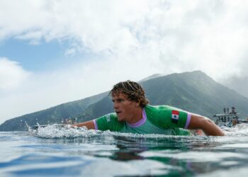 Alan Cleland, surfista mexicano, clasifica a siguiente ronda en Juegos Olímpicos