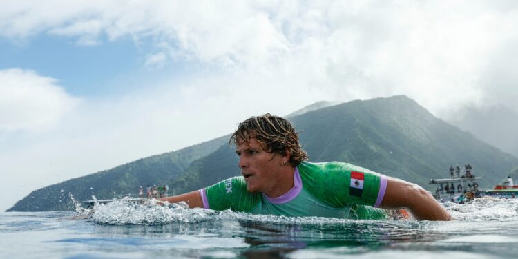 Alan Cleland, surfista mexicano, clasifica a siguiente ronda en Juegos Olímpicos