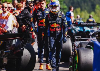 Checo Pérez se queda en RedBull, según Horner