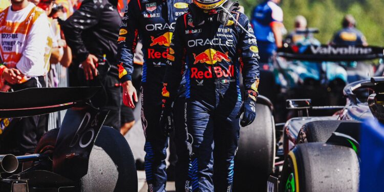 Checo Pérez se queda en RedBull, según Horner