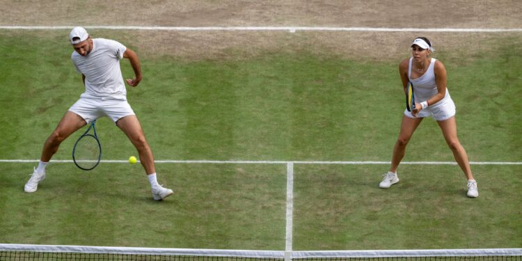 Santiago González avanza en dobles mixto de tenis a semifinales de Wimbledon