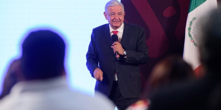 La economía mexicana resiste por récord en reservas internacionales, destaca AMLO
