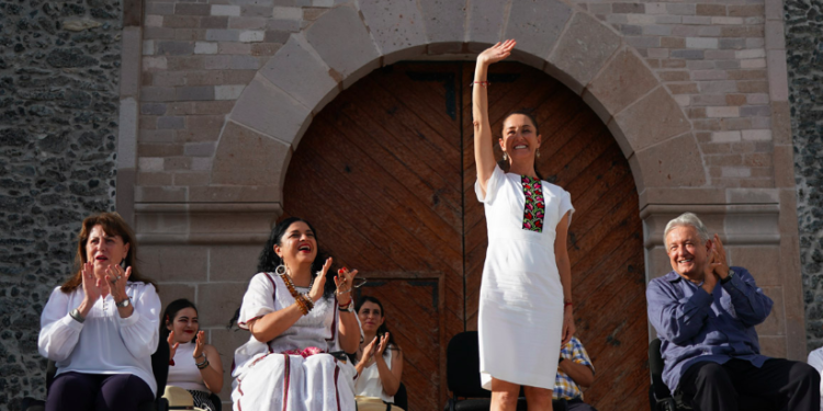 AMLO proyecta a Claudia Sheinbaum como la mejor presidenta del mundo