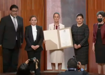 Claudia Sheinbaum recibe constancia como presidenta electa de México