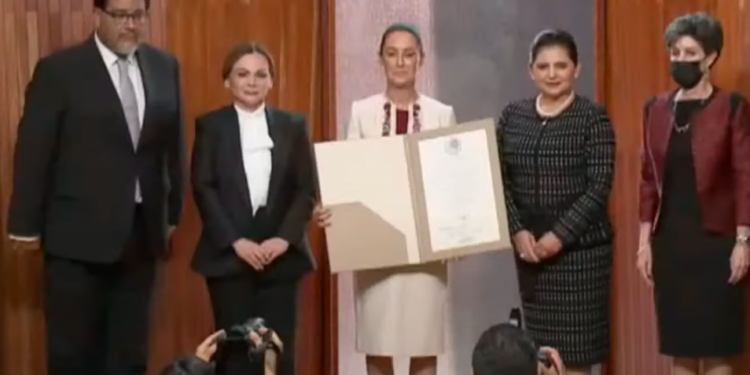 Claudia Sheinbaum recibe constancia como presidenta electa de México