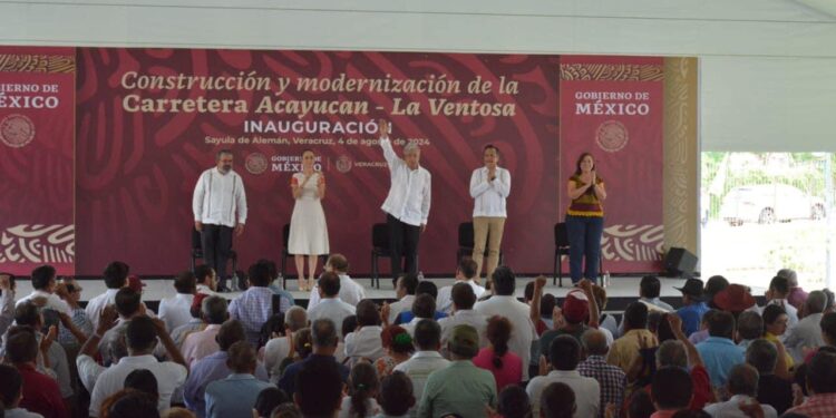 Cierran gira en Veracruz López Obrador y Sheinbaum con inauguración de carretera Acayucan-La Ventosa
