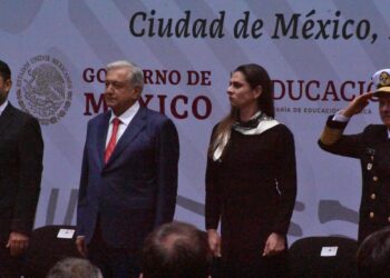 Abandera AMLO a atletas paralímpicos de París 2024