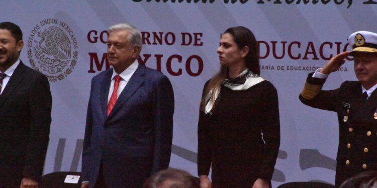 Abandera AMLO a atletas paralímpicos de París 2024