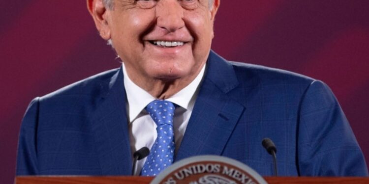 AMLO defiende el anonimato en redes sociales y se opone a regular la identificación de autores