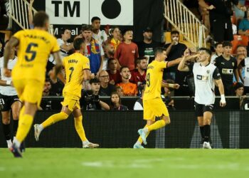 Barcelona remonta en Valencia con doblete de Lewandowski