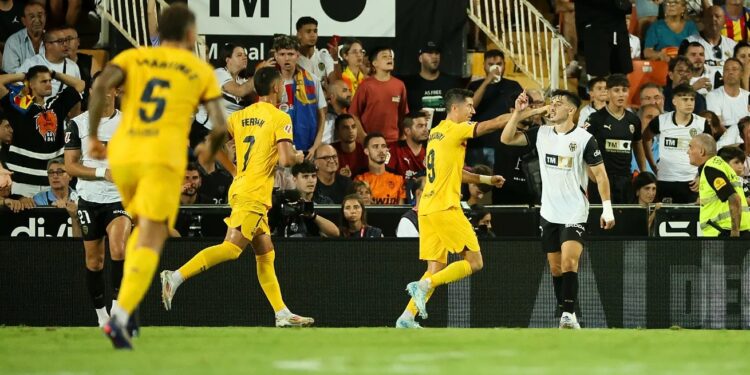 Barcelona remonta en Valencia con doblete de Lewandowski