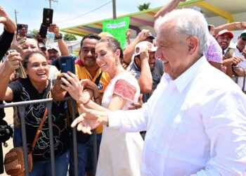 AMLO critica que opositores quieran violar la Constitución