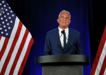 Robert F. Kennedy Jr renuncia a carrera presidencial para apoyar a Trump