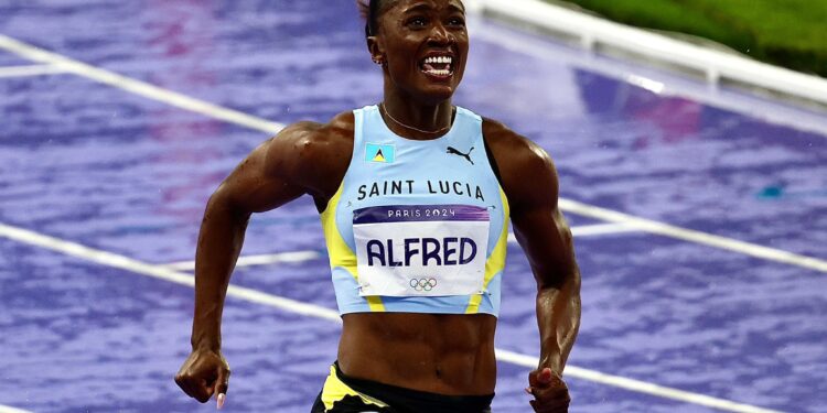 Julien Alfred deffora a la favorita estadounidense y gana oro en 100 metros planos de París 2024