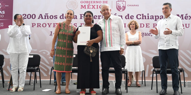 Presidente y presidenta electaconstatan consolidación de proyectos de salud, educación, cultura y vivienda en Palenque, Chiapas