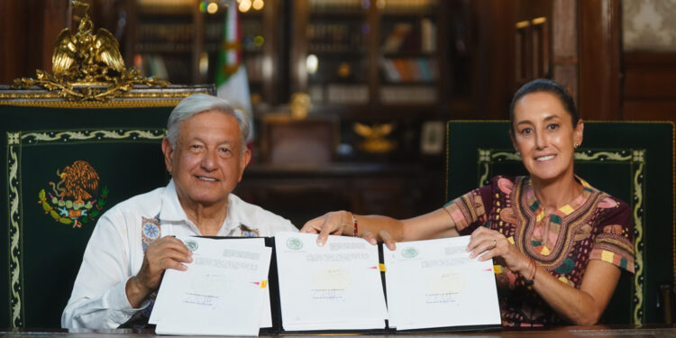 AMLO firma publicación de la reforma al Poder Judicial en el Diario Oficial de la Federación; Sheinbaum es testigo
