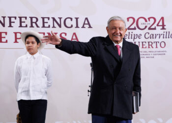 AMLO firma reformas constitucionales de Guardia Nacional y pueblos indígenas en último día de gobierno