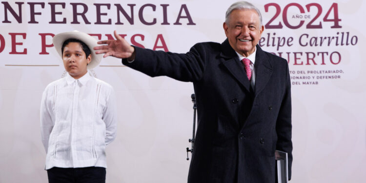 AMLO firma reformas constitucionales de Guardia Nacional y pueblos indígenas en último día de gobierno