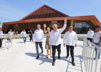 En la democracia mexicana, el que manda es el pueblo: AMLO