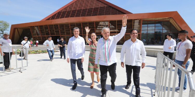 En la democracia mexicana, el que manda es el pueblo: AMLO
