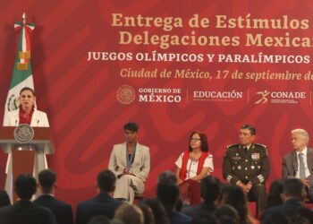 AMLO entrega estímulos a medallistas de París 2024
