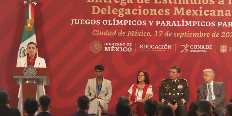 AMLO entrega estímulos a medallistas de París 2024