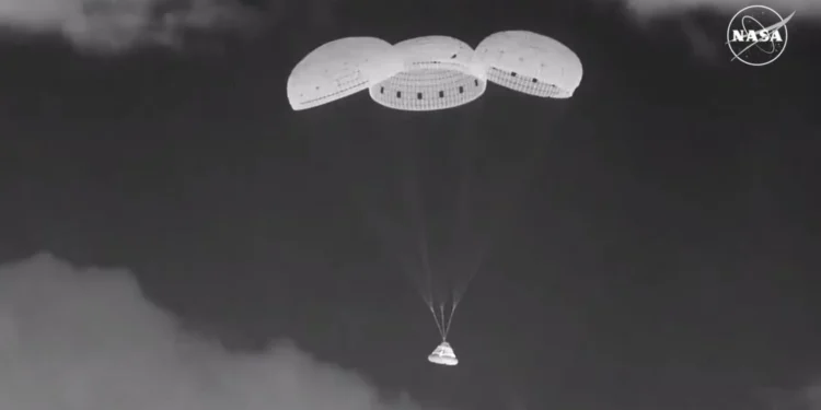 Cápsula Starliner Boeing regresa a la Tierra sin tripulantes varados en la IEE